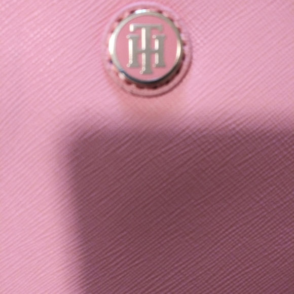 New tommy Hilfiger wristlet - Picture 2 of 6